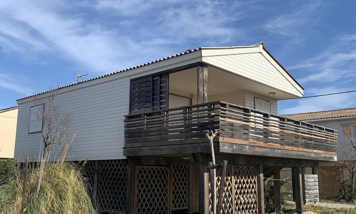 Gruissan Plage House | Charming overwater chalet "Le Dolce Vita" in Gruissan, 200 metres from the beach