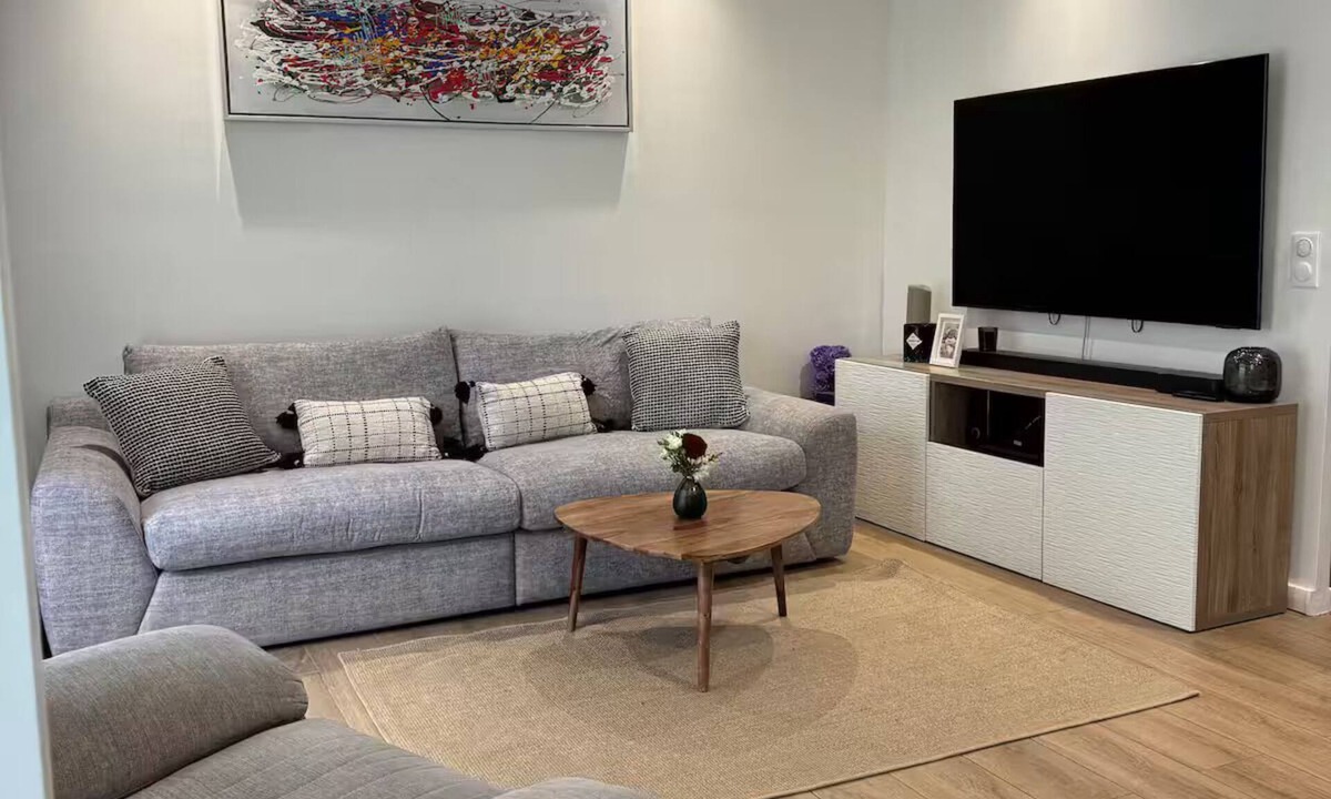 Ablon-sur-Seine Apartment | Charming renovated apartment with terrace and parking, 10 minutes from Orly