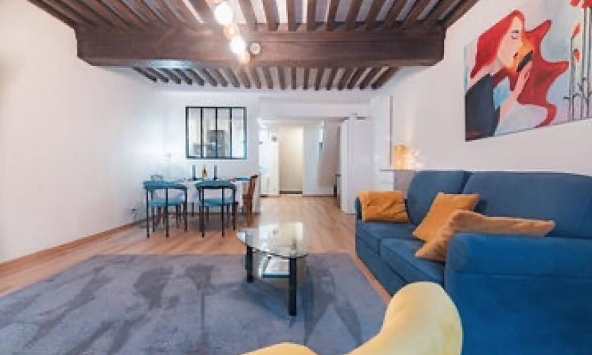 Tournus House | Charming townhouse with a covered and furnished interior patio