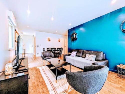Clamart Apartment | Chic and spacious apart with parking and garden