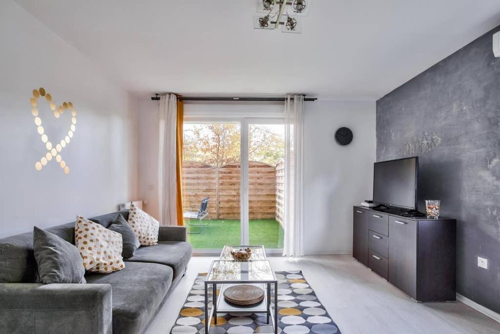Orly Apartment | Chic apart with terrace and parking