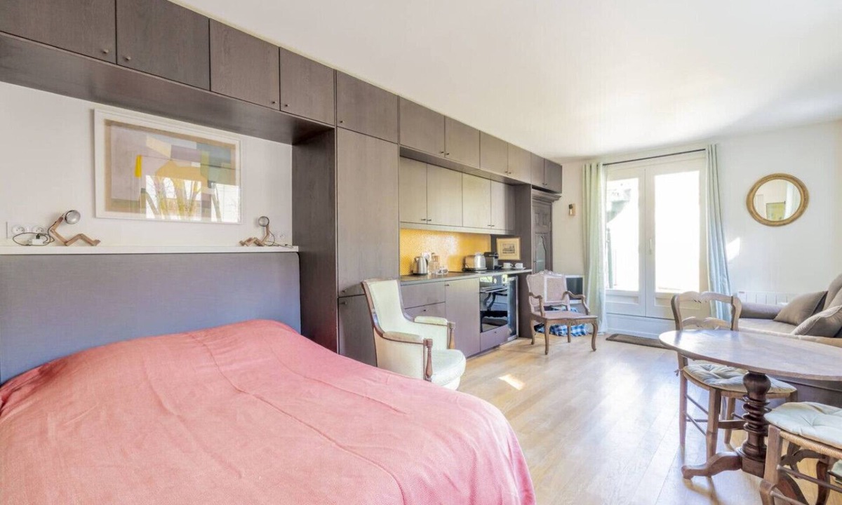 Notre-Dame Apartment | Close to the Castle- Soothing and calm garden view