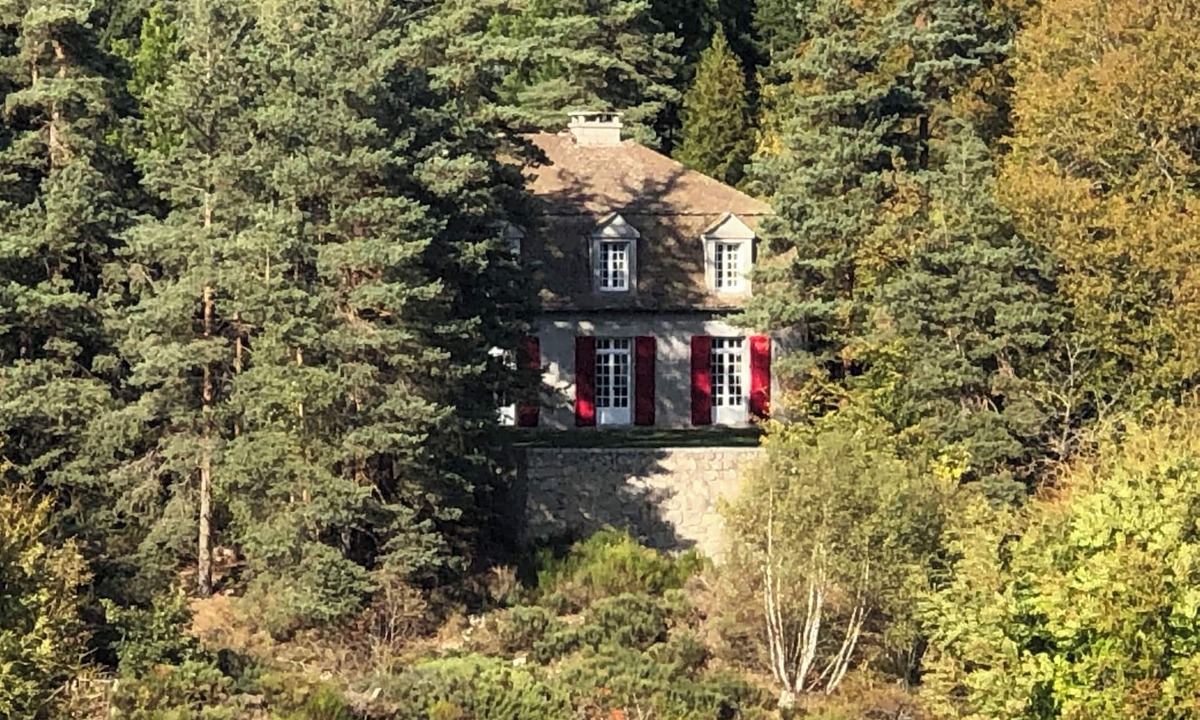 Le Buisson House | Come and relax in the peace and quiet of the countryside, overlooking the lake.