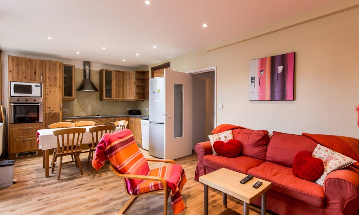 Le Cret Apartment | Comfortable 3-room apt · Near center · 5 min from slopes · Parking · Wifi