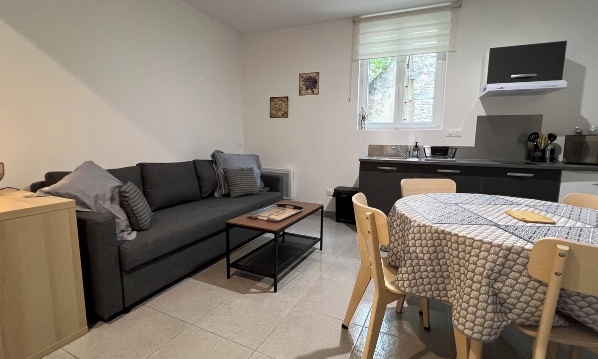 Pierrelatte Apartment | Comfortable apartment, T2, 40m², renovated ground floor, city center