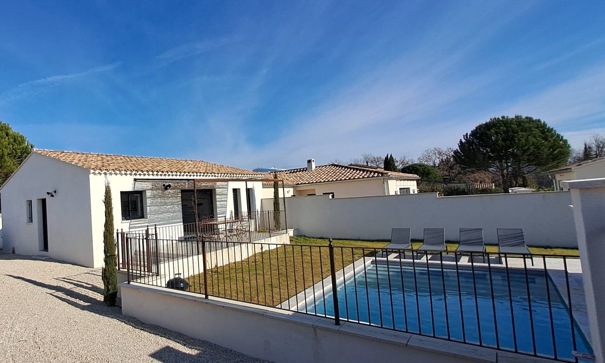 Aubignan Villa | COMFORTABLE FAMILY VILLA in a very quiet residential neighborhood, with a private pool