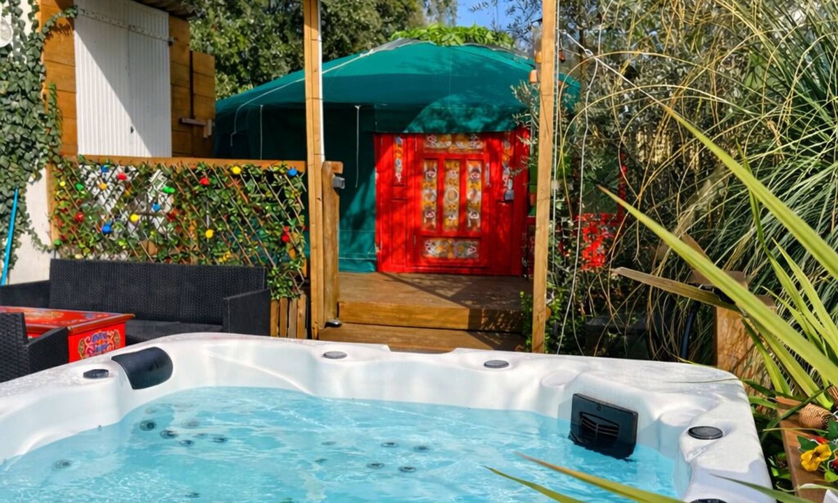 La Roque-sur-Pernes Cabin | Comfortable yurt in Provence with Jacuzzi and private garden