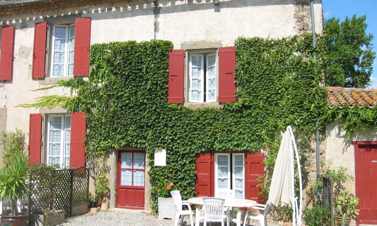 Douzens House | Comfortable gite in wine domaine with shared pool, games barn & petanque court