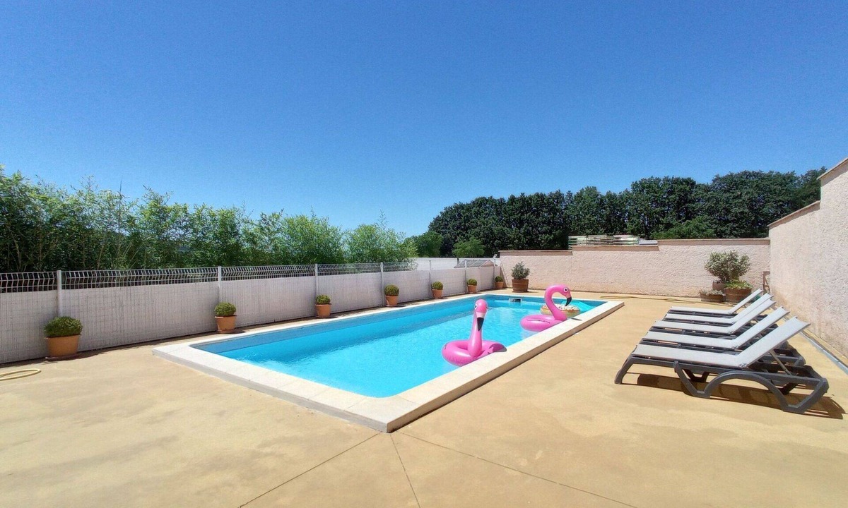 Visan Apartment | Cosy apartment for 5 people with private pool, WIFI, A/C, TV and balcony