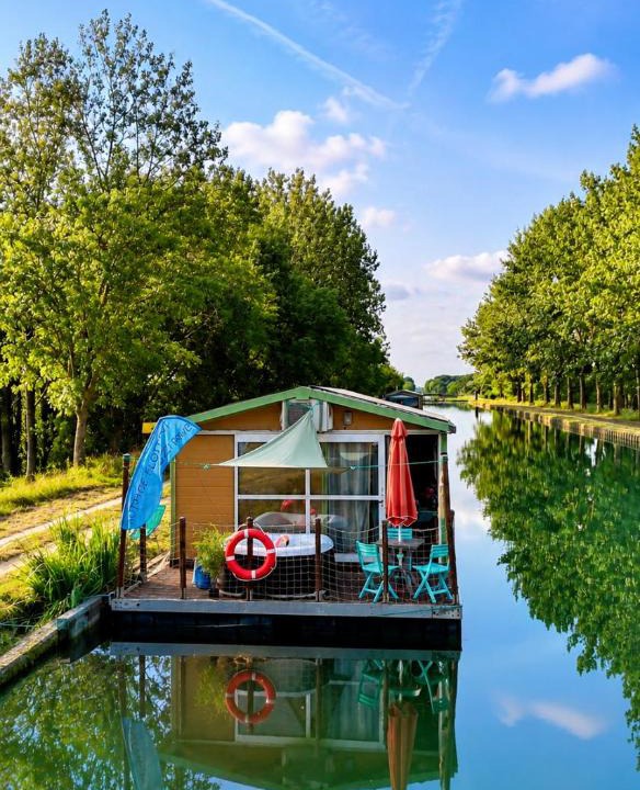 Saint-Usage Boat Rental | Cottage flottant Vintage supplément Jacuzzi privé