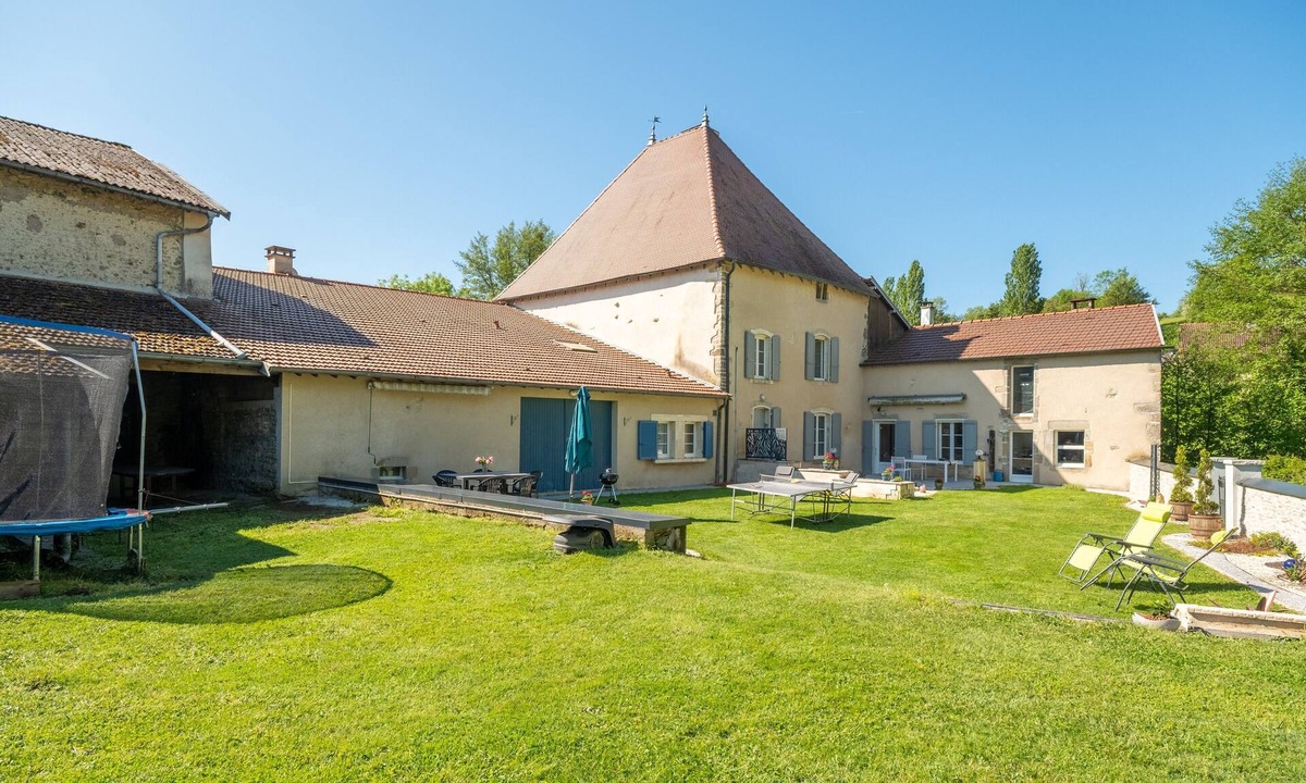 Isches Cottage | Cottage 'Gîte À Isches' with Private Terrace, Shared Garden and Wi-Fi