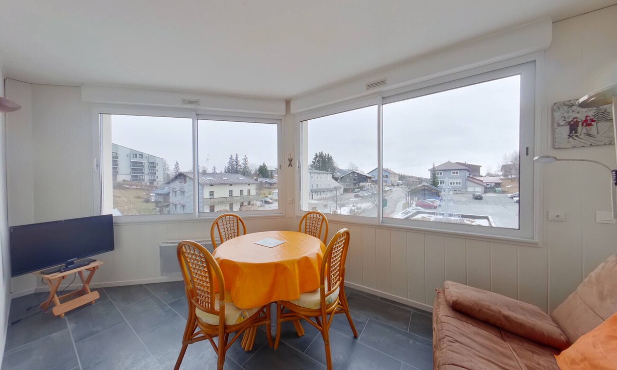Premanon Apartment | Cozy apartment with loggia in the heart of Jura