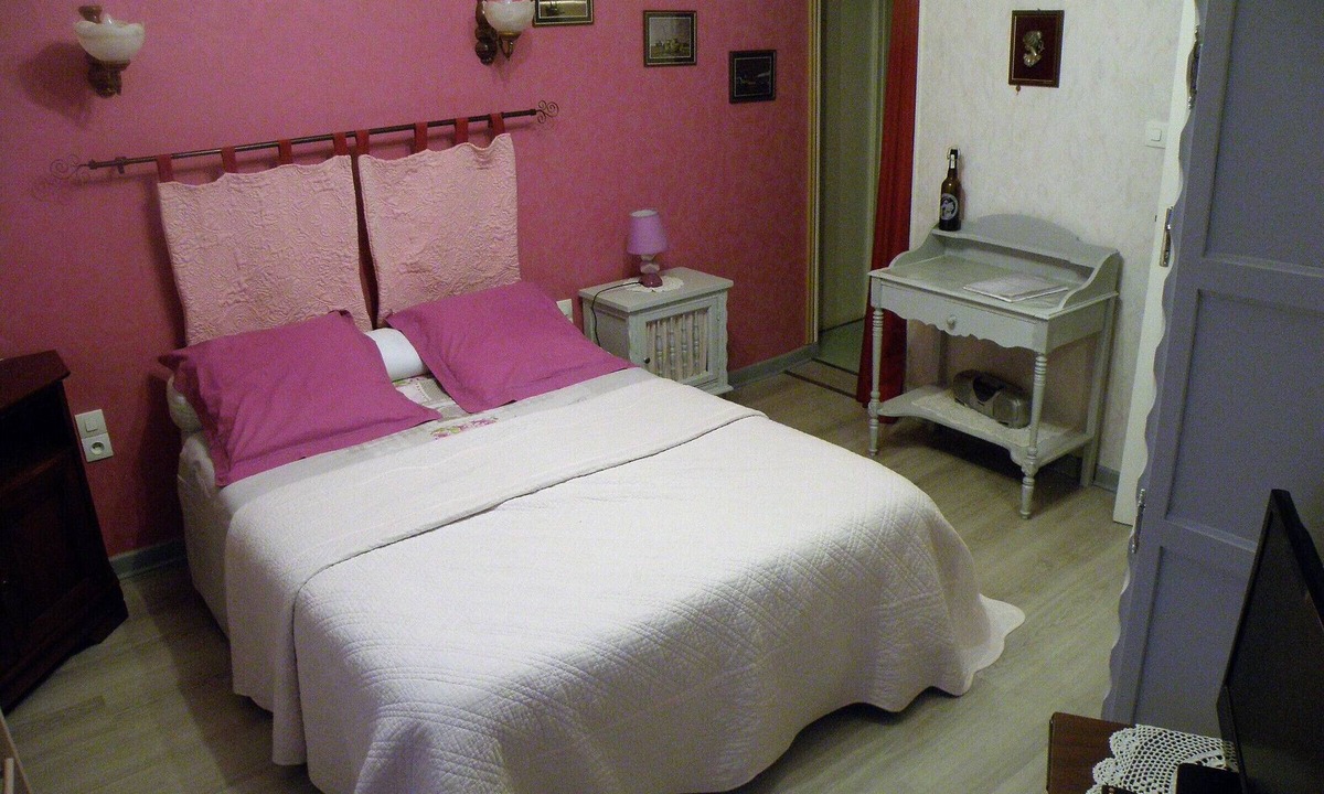Cousances-les-Forges Bed & Breakfast | Cozy chalet with fireplace, pets welcome