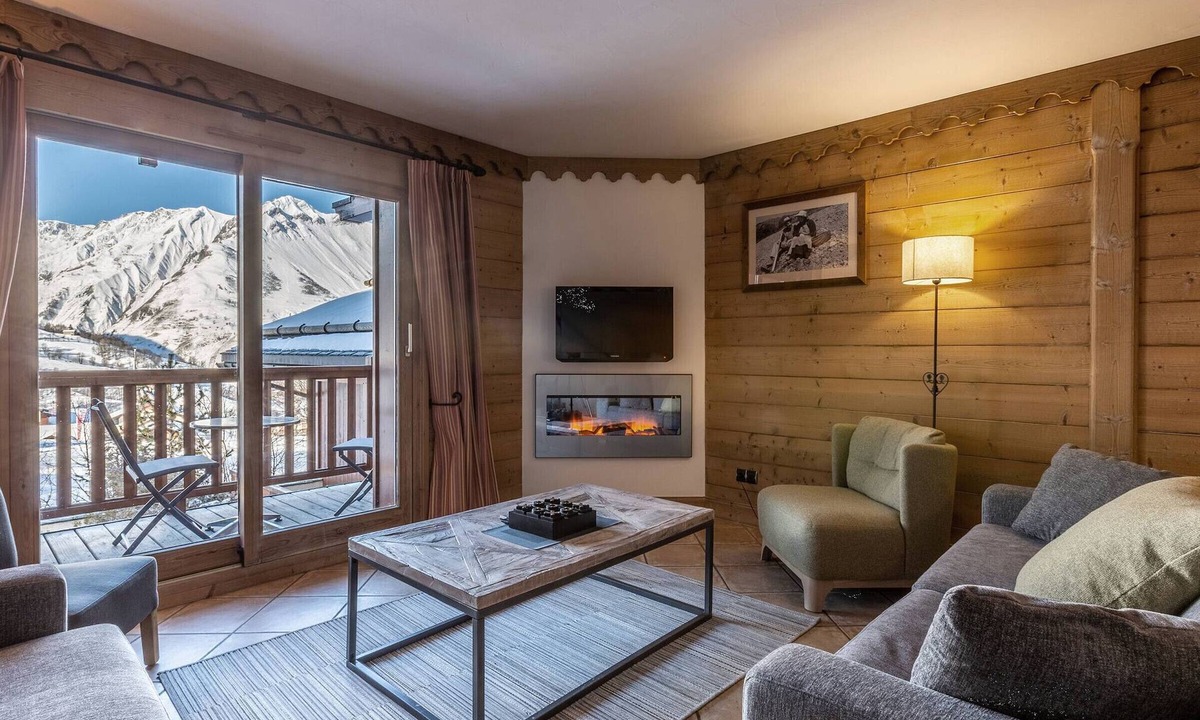 Saint-Martin-de-Belleville Apartment | Cozy apartment with pools and spa, ski-in/ski-out, 8 pers, fireplace, parking, pets allowed