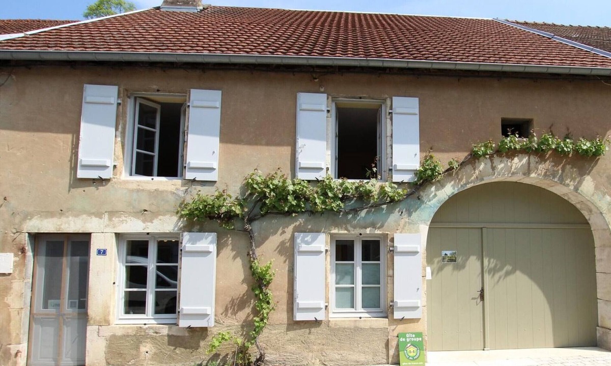 Bucey-les-Gy Cottage | Cozy group cottage in Bucey-lès-Gy, perfect for hikers