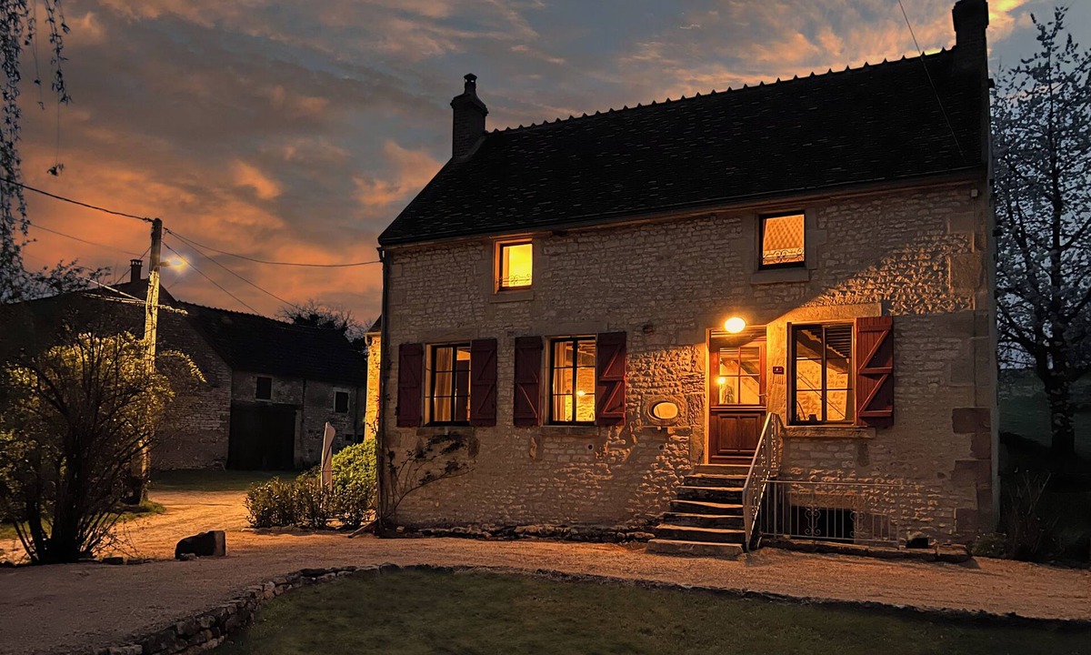 Cuncy-les-Varzy House | Cozy historic stone house - beautiful terrace & garden, dogs welcome