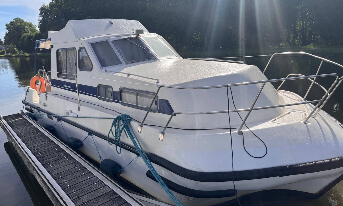 Chatillon en Bazois Boat Rental | Cozy Stationary Boat for 5 Guests