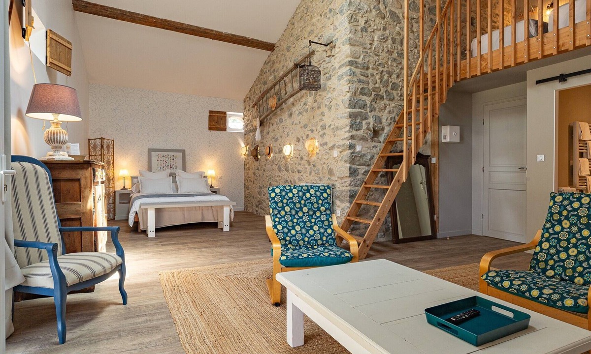Charols Bed & Breakfast | Crocus Guest Room: Family-Friendly, Air-Conditioned, Countryside, Mountain View