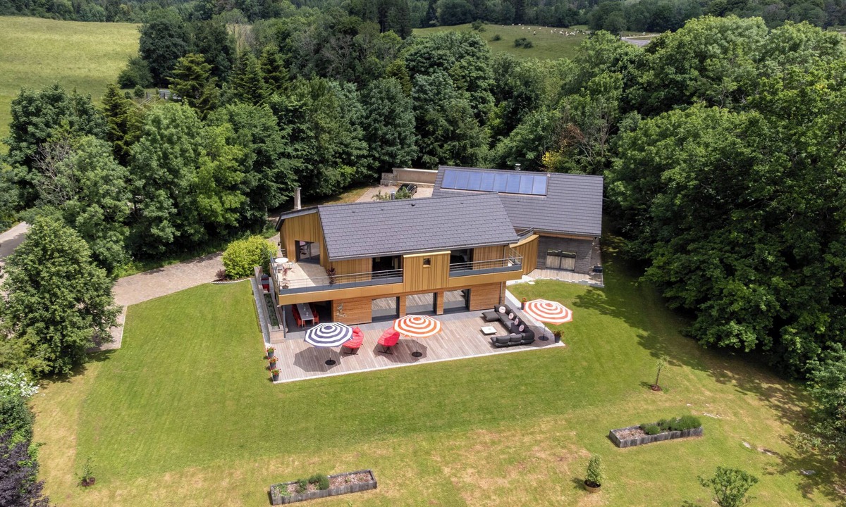 Mournans-Charbonny House | Designer vacation home for 8, private heated indoor pool, Jura