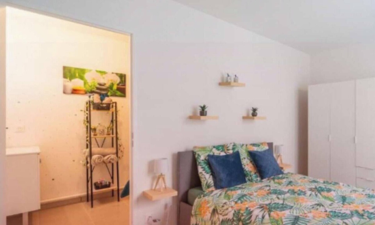 Plateau — Pyramide Apartment | Discover the Cocotier Athisien in Athis-Mons, a booming business located 20 minutes from Paris.