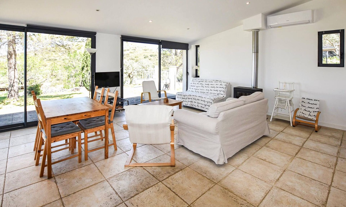 Methamis House | Discover this enchanting holiday home nestled in the picturesque landscape of Provence.