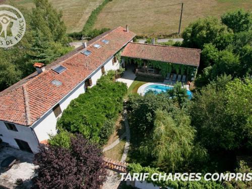 Essertines-en-Donzy House | Domaine de Campagne : Grands Gîtes avec Piscine, Spa, Animaux Bienvenus - FR-1-496-364