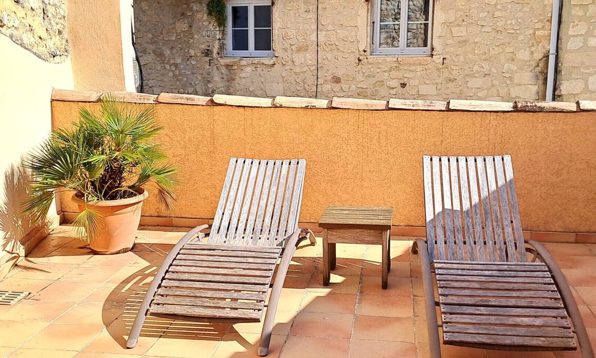 Saint-Paul-Trois-Chateaux Apartment | Duplex with terrace & patio – old town Saint-Paul-Trois-Châteaux