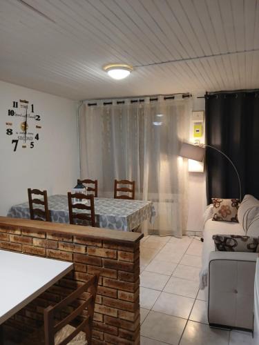 Cravant House | Escale de Cravant