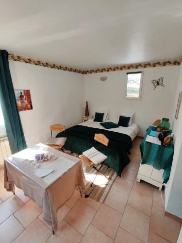 Barret-de-Lioure Bed & Breakfast | Etage privatif au calme - 2 chambres & salle de bains