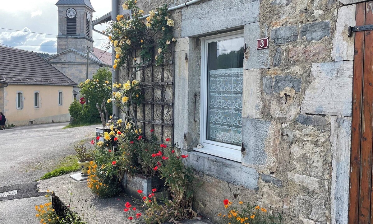 Le Vaudioux House | Family cottage in the Jura countryside