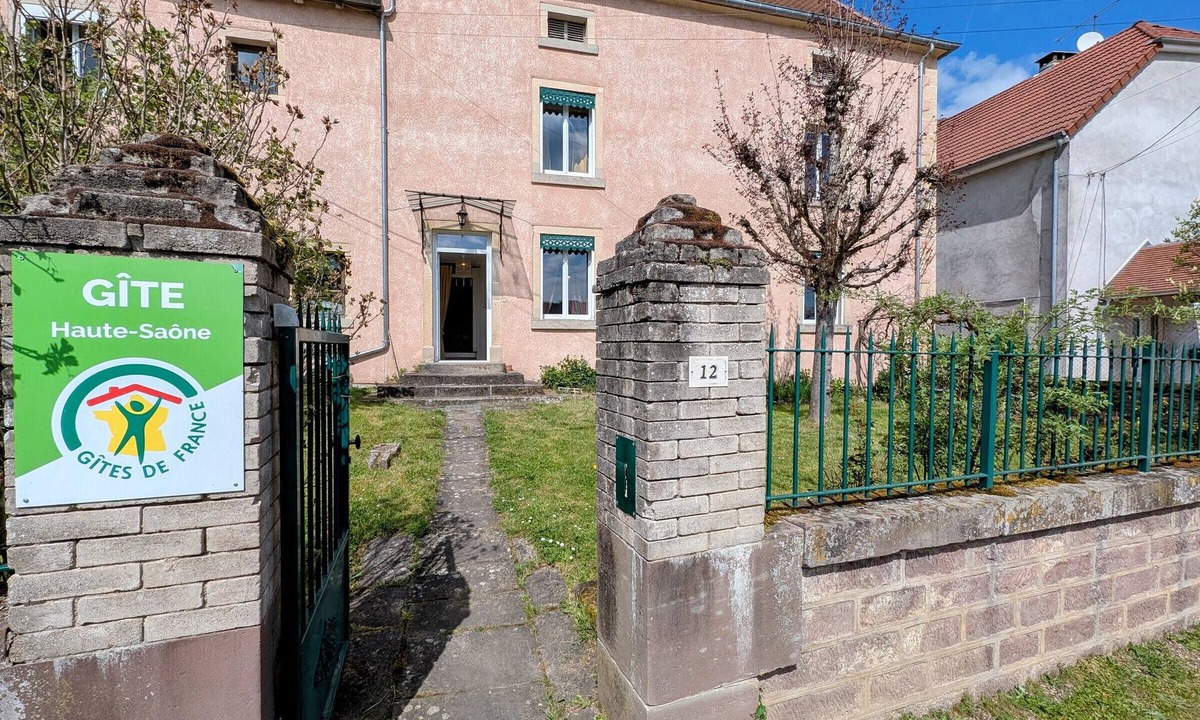 Anchenoncourt-et-Chazel Cottage | Family cottage for 6 with games room and billiards