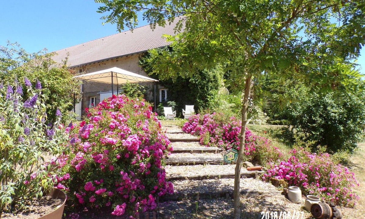 Noyant-d'Allier Cottage | Family-Friends Getaway: Spacious Cottage, Scenic Views, Kid-Friendly Amenities, Close to Attractions