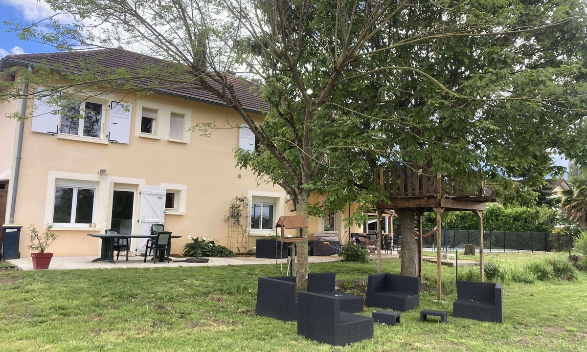 Saint-Marcel House | Family house sleeps 12 - 6 bedrooms - swimming pool - very large garden