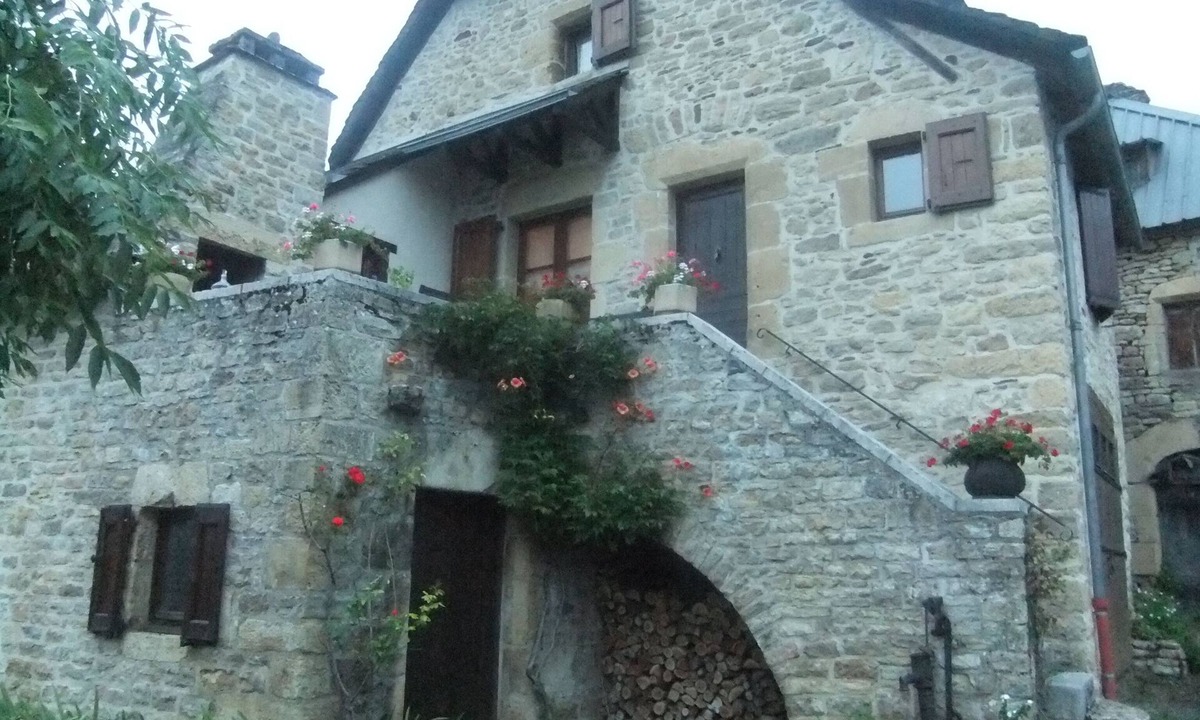 Saint-Come-d'Olt House | farmhouse rural setting at the foot of the Aubrac, in the Lot Valley