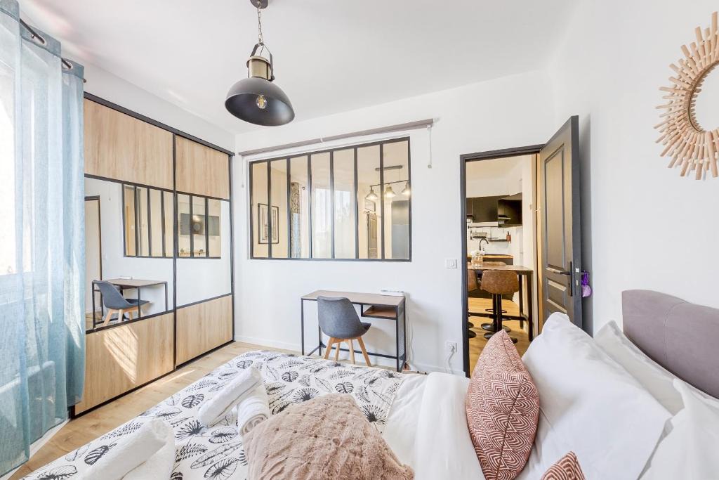 Le Kremlin-Bicetre Apartment | Flex Check in - 4 ppl - Free Parking - AC - Wifi - Metro 7 et 14 à 6 min