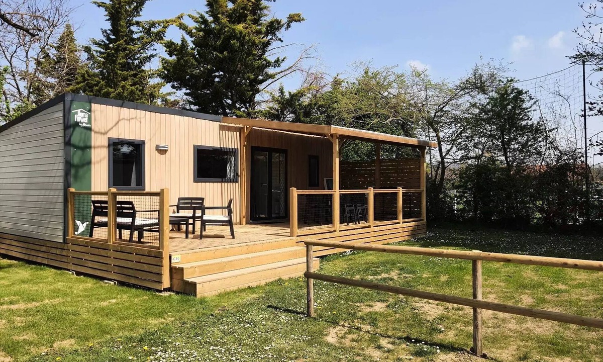 Hauterives House | Flower Camping Le Château * - Homeflower Premium 35m2 3 bedrooms + TV + dishwasher + air conditioning + terrace XL semi-covered 6 people