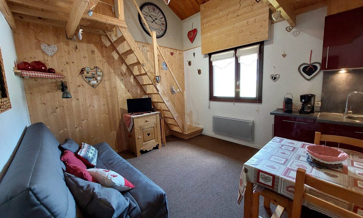 Autrans Apartment | Mountain studio in Autrans, sleeps 3, private parking, 2 stars