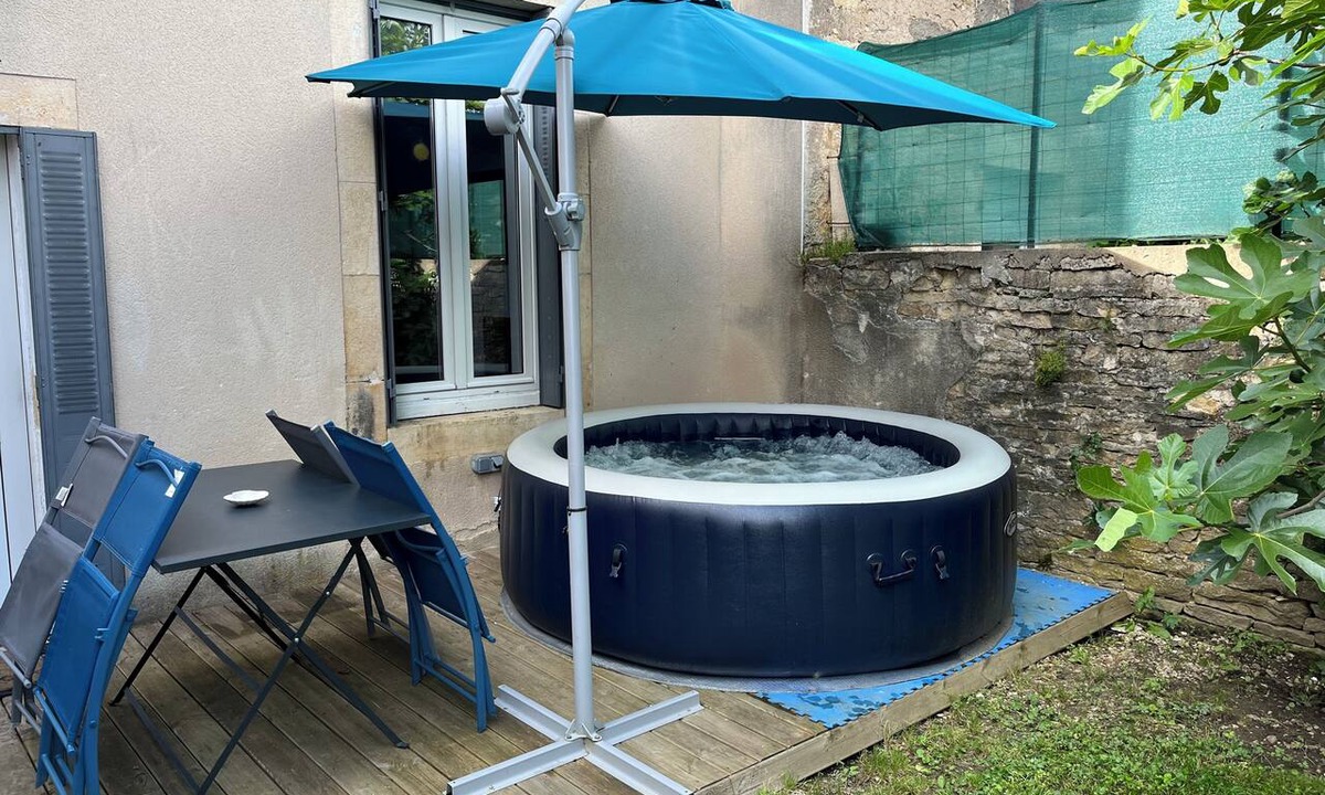 Scey-sur-Saone-et-Saint-Albin Apartment | Ground-floor apartment with a hot tub