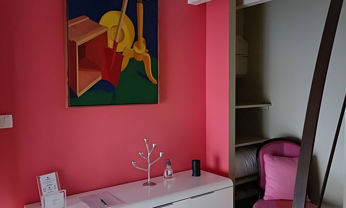 Beaumont-sur-Grosne Bed & Breakfast | 'Fuchia' Guest Room with Shared Pool, Terrace, and Wi-Fi