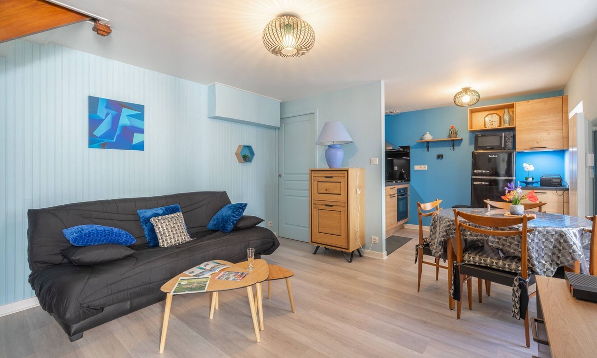 Jonzac Apartment | Furnished Apartment in Townhouse, City Center Location