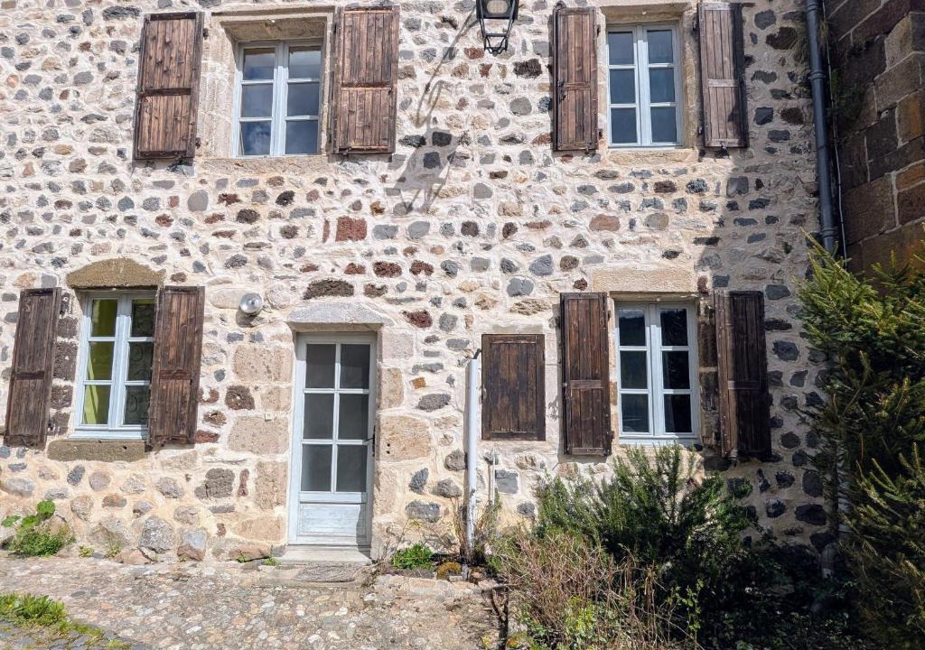 Arlempdes House | Gîte 4 pers avec cour, vue Loire - FR-1-582-122