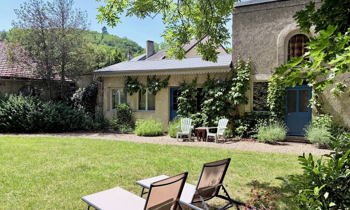 Lucenay-l'Eveque Cottage | Gîte Anémone bij Villa Mortaise Gîtes in de Bourgogne