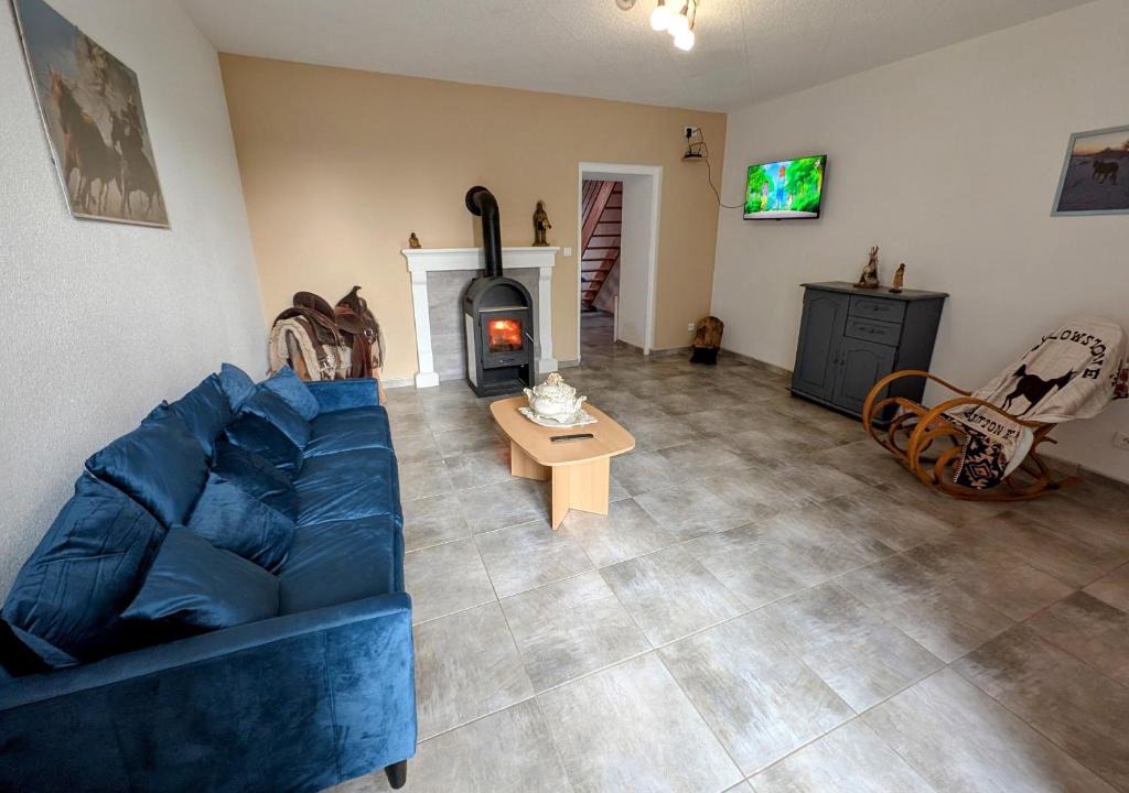 Anjeux House | Gîte Calme 4 Pers avec Poêle à Bois et WiFi Inclus - FR-1-583-513