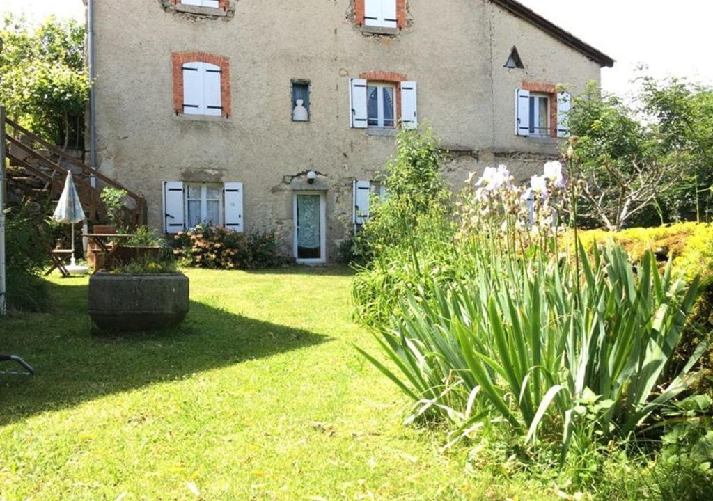 Jullianges House | Gîte chaleureux entre festivals, nature et confort avec wifi à Jullianges - FR-1-582-237