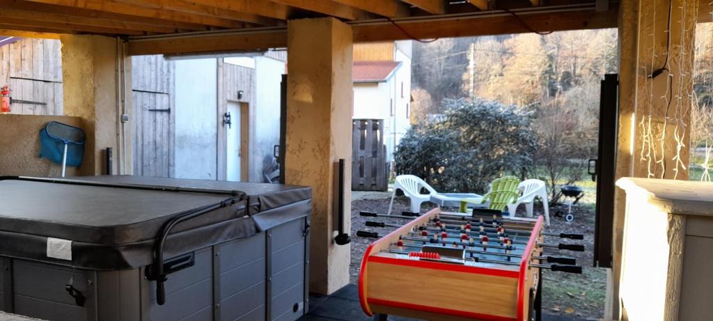 Belonchamp House | Gîte cosy avec Jacuzzi Etang babyfoot et rivière