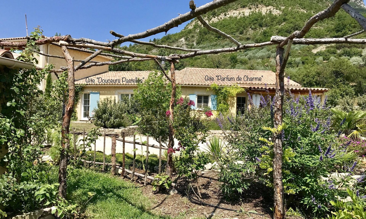 Saint-Ferreol-Trente-Pas House | Gîte Douceurs Pastelles