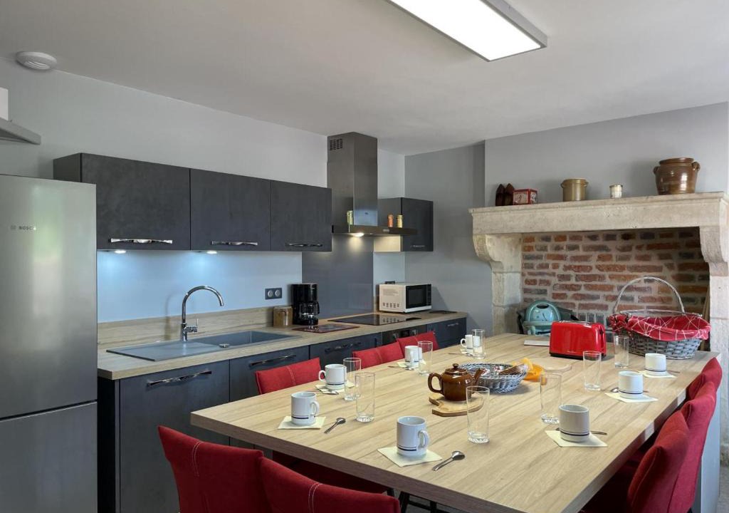 Pierrefitte-sur-Loire House | Gîte de Charme Rénové à Pierrefitte-sur-Loire, Vue sur Campagne - FR-1-489-334