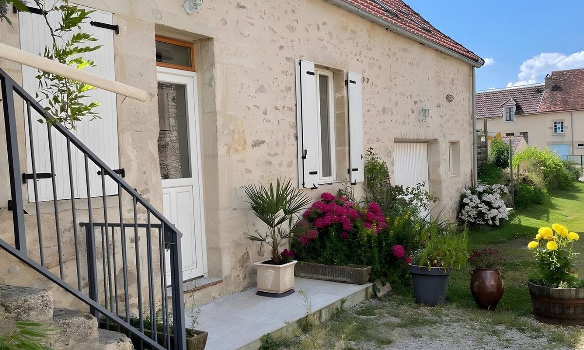 Avallon House | Gîte de la Griottine in the Countryside for 8 Guests