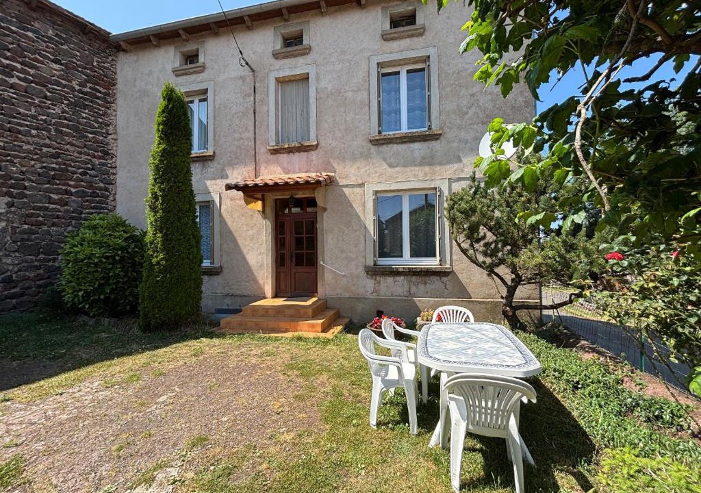 Solignac-sur-Loire House | Gîte familial paisible, proche Gorges de la Loire, avec cour fermée, 3 chambres, équipements bébé - FR-1-582-116