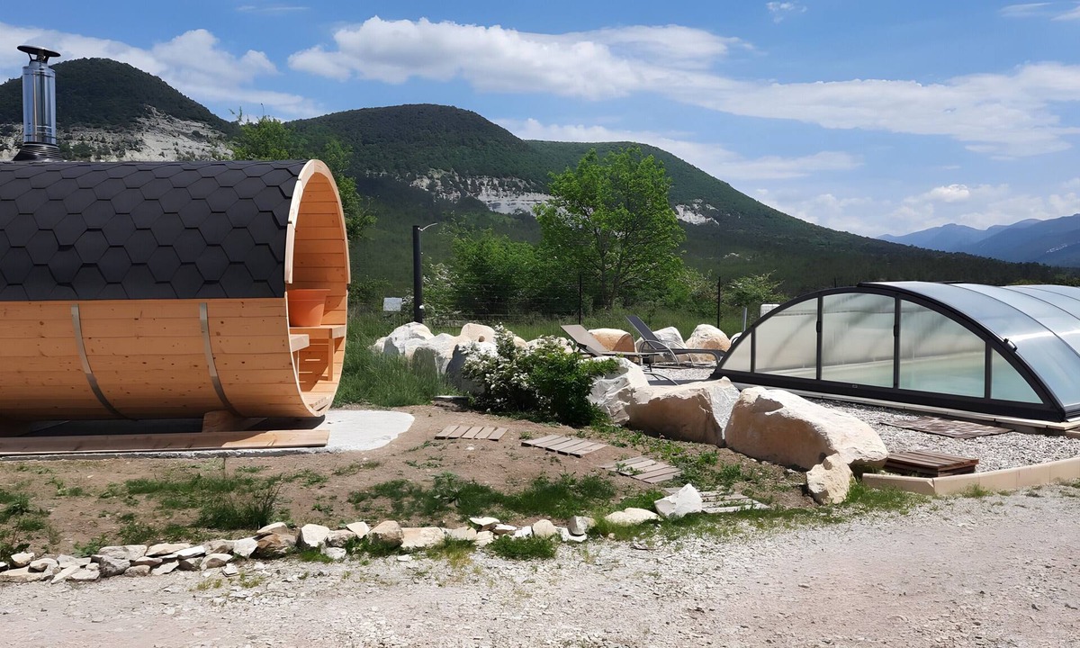 Mevouillon House | Gîte L'amandière: Holiday Home with Mountain View, Wi-Fi & Air Conditioning